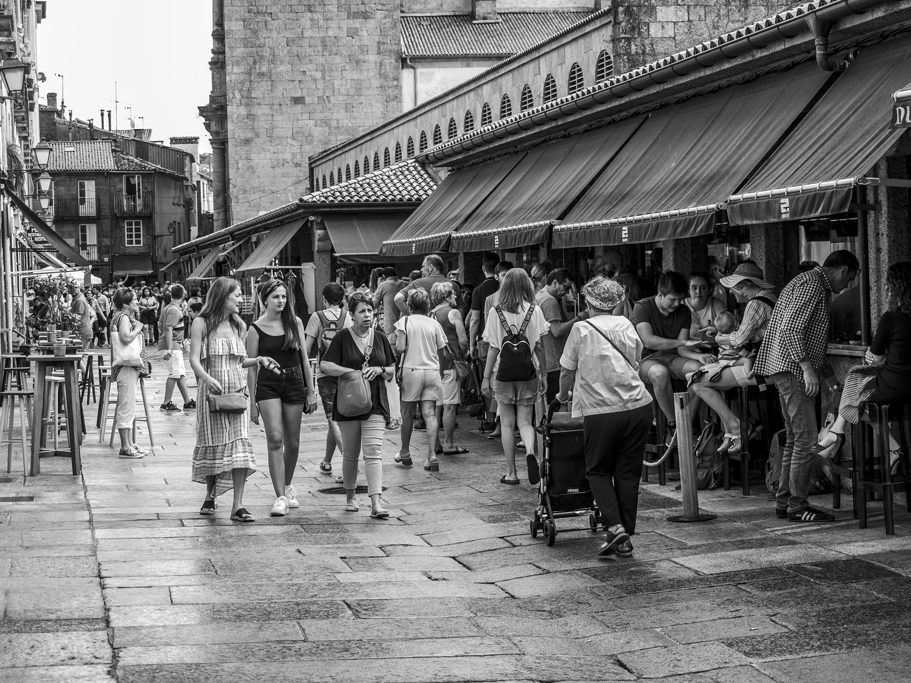 fotografía de plaza de abastos en compostela con gente paseando un sábado